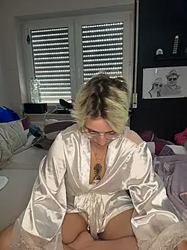 HannahFoxxx online show from May 18, 10:32 am