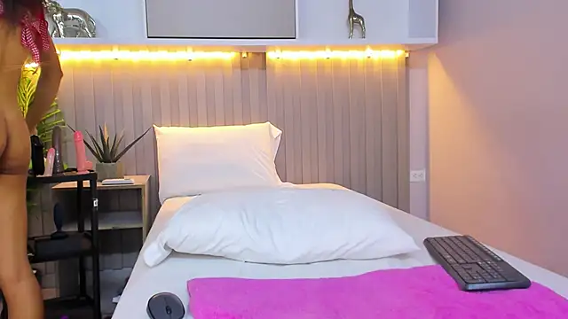 pinktaylor  online show from June 5, 4:16 am