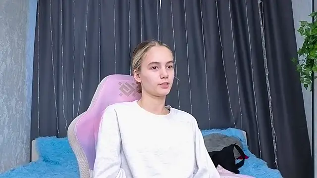 EttaRonhaar online show from July 22, 1:34 pm