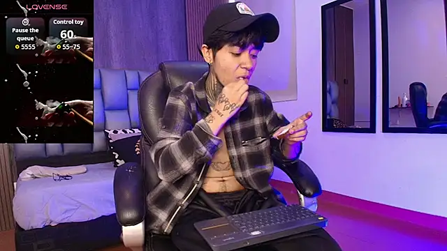hottiesjuls online show from July 31, 7:04 pm