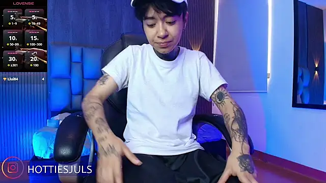 hottiesjuls online show from July 28, 7:39 pm