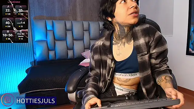hottiesjuls online show from July 16, 7:51 pm