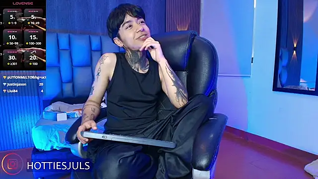hottiesjuls online show from July 28, 8:52 pm