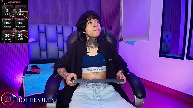 hottiesjuls online show from July 20, 7:03 pm