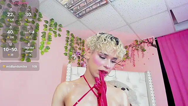 valentinee xo online show from July 10, 8:15 am