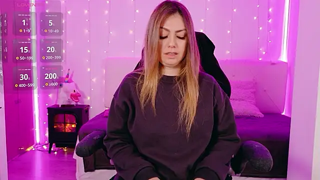 LindaWhite  online show from February 15, 9:58 pm