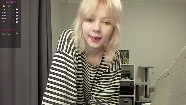 voguecaroline online show from July 22, 8:43 pm