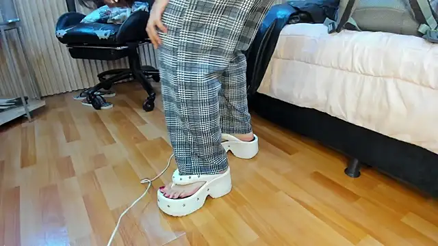 julimonroe  online show from June 22, 1:43 am