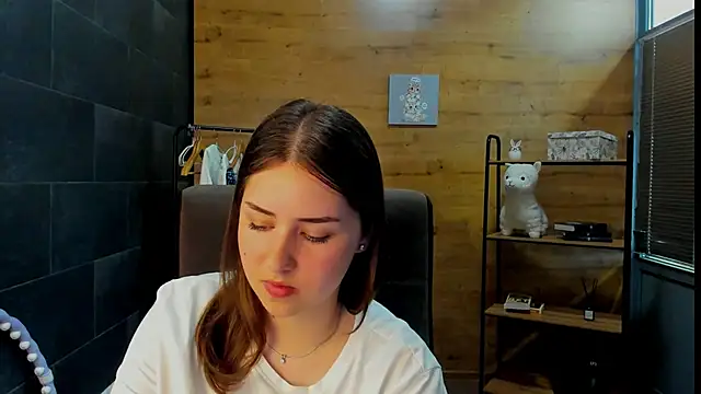 PaulineeJones online show from June 10, 1:10 pm