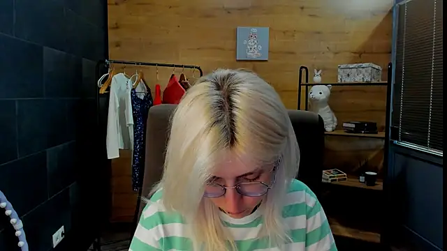 DaisyHopkins online show from June 21, 9:46 am