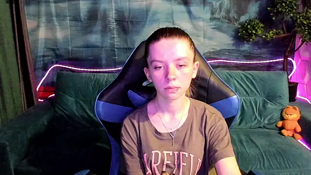 CarolInWonderland online show from June 25, 8:40 am