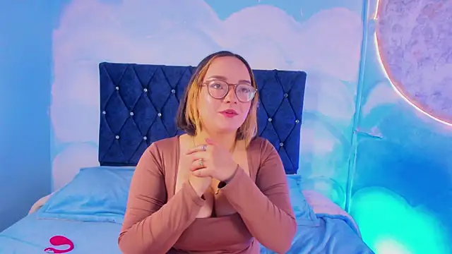 SilviaSmithh online show from June 9, 7:35 pm