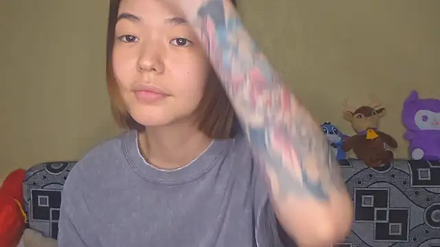 PeachyNoirra online show from June 14, 3:34 pm
