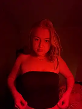 lyalyalii online show from August 8, 8:28 pm