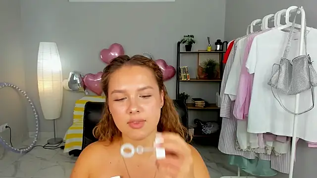 RoseJones online show from July 28, 11:17 am