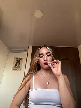 Leah mooon11 online show from August 5, 11:00 pm