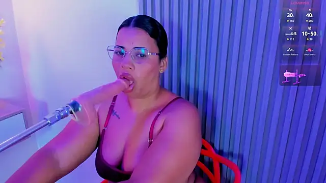 bigass brunette  online show from July 29, 4:01 am
