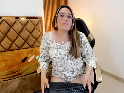 MiaAmadorVS online show from August 5, 5:41 pm