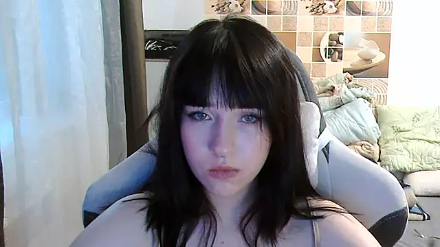 EvaHurt online show from August 6, 4:36 pm