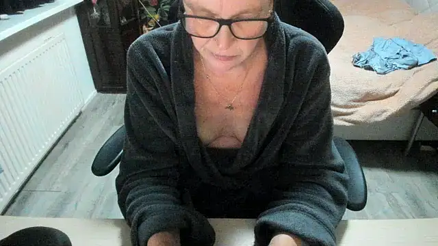 minoesje37 online show from November 2, 8:45 pm