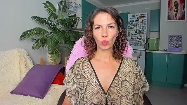 ChristinaGlory online show from July 8, 2:30 pm