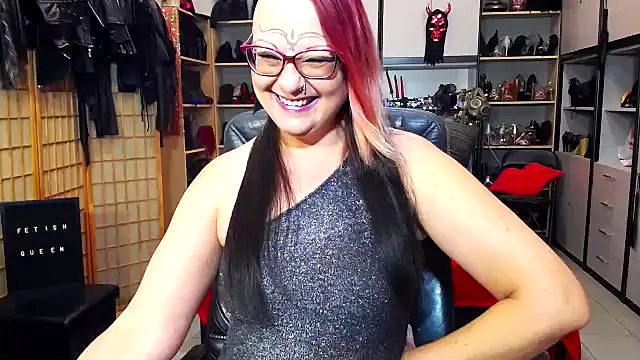 Snapshot of LindaDaemonX chatting on September 25, 7:40 am LindaDaemonX online show from September 25, 7:40 am