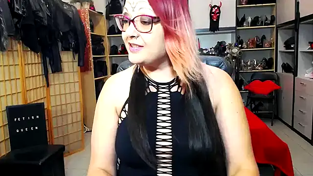Snapshot of LindaDaemonX chatting on October 16, 7:55 am LindaDaemonX online show from October 16, 7:55 am