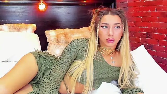 ChristynaRoss online show from February 1, 8:40 pm