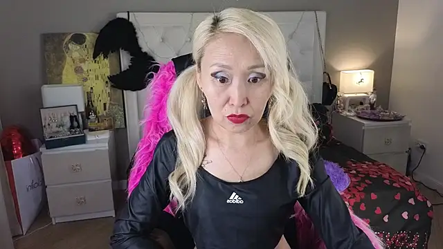 RoxalanaStar online show from June 13, 2:25 pm