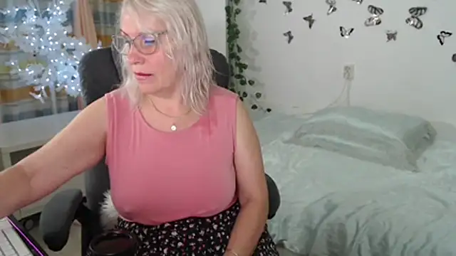 Ghertrude52 online show from June 20, 4:27 am