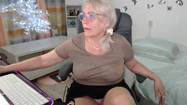 Ghertrude52 online show from June 17, 5:31 am
