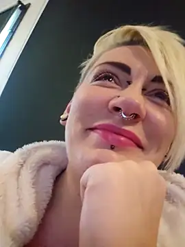 PinkTheHawk online show from November 18, 6:47 am