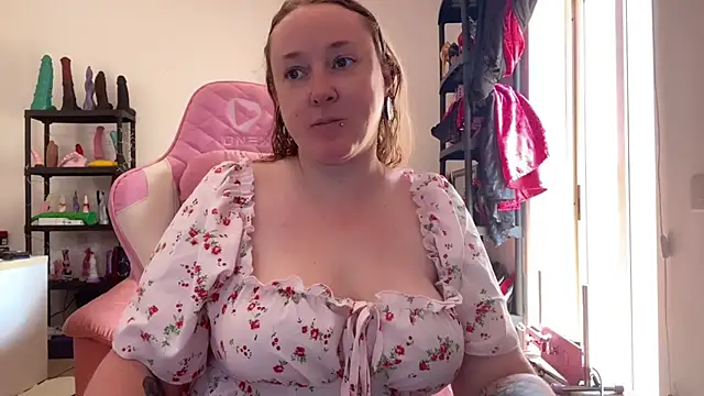 kisicaxx online show from August 3, 9:15 am