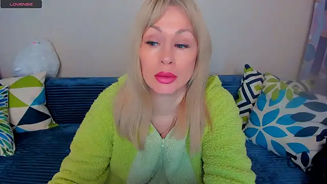 EllenMoore online show from April 29, 3:21 am