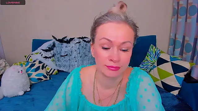 EllenMoore online show from October 29, 3:11 am