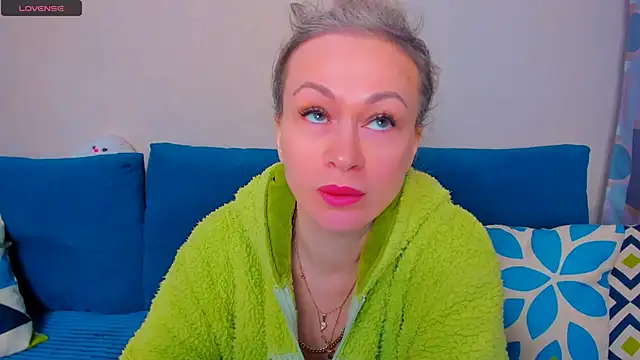 Snapshot of EllenMoore chatting on October 24, 4:30 am EllenMoore online show from October 24, 4:30 am