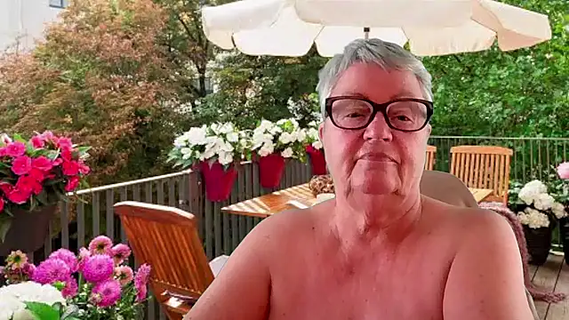 GrannyChrissy68 online show from July 7, 1:36 pm