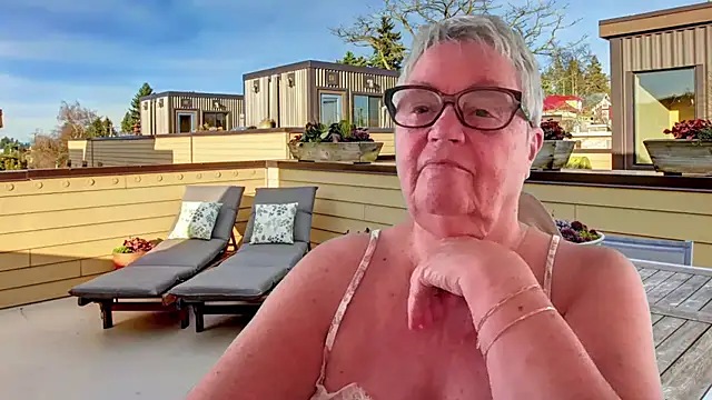 GrannyChrissy68 online show from July 20, 1:24 pm