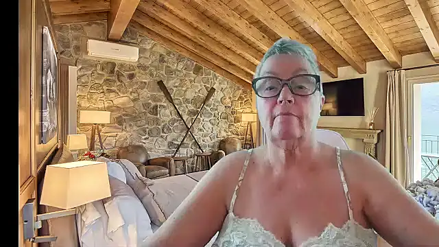 GrannyChrissy68 online show from December 21, 2:43 pm