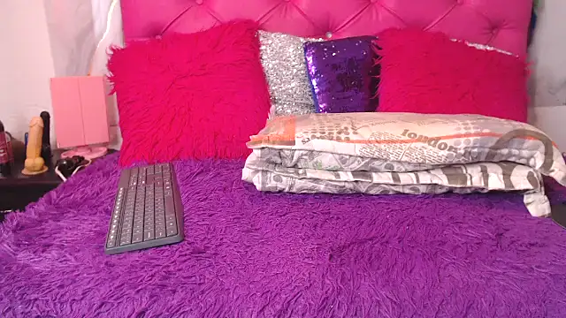 SARAWILLS online show from July 23, 2:25 pm