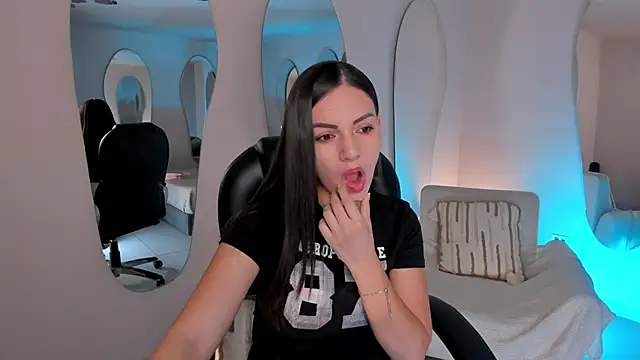 MorganHicks online show from February 18, 7:57 pm