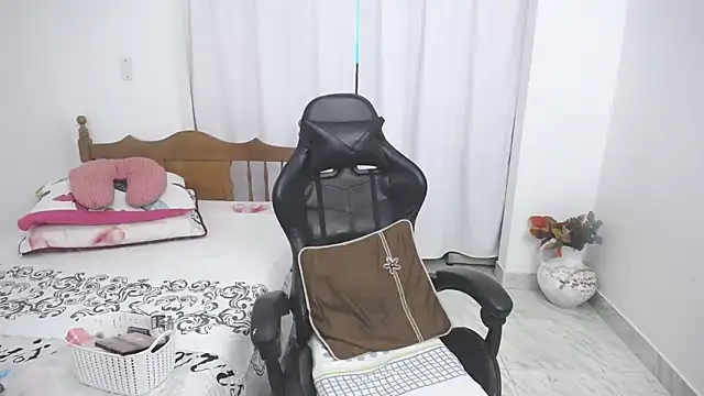 yeslluisa online show from February 18, 9:25 pm