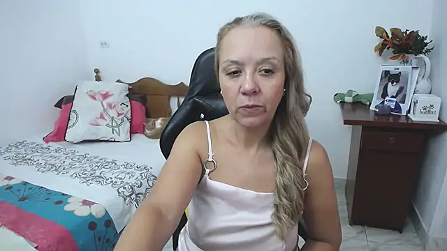 yeslluisa online show from July 4, 7:54 pm