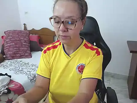 yeslluisa online show from June 23, 7:23 pm