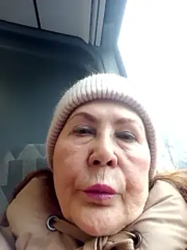 Hottie-Mom online show from March 14, 11:00 am