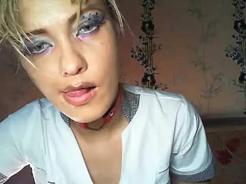 WildMissNiks online show from August 4, 9:15 am