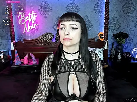 Snapshot of BettyNoir chatting on October 16, 6:32 pm BettyNoir online show from October 16, 6:32 pm