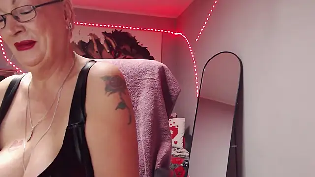 LaylaMilf online show from November 19, 9:37 pm