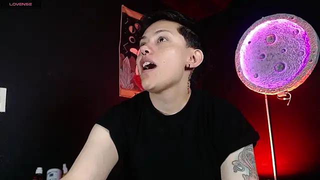 girl intense444 online show from May 1, 1:25 pm