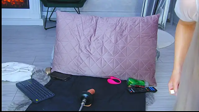 Emilly Will online show from November 9, 9:33 pm